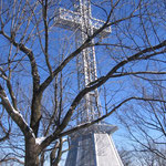 La croix juchée au sommet du Mont-Royal