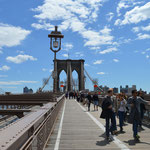 Le célèbre pont de Brooklyn qui surplombe l'East River