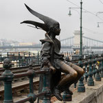 die "Kleine Prinzessin" ( Kiskirálylány) in Budapest ist eine berühmte, charmante Skulptur des Künstlers László Marton an der Donaupromenade am Vigadó tér