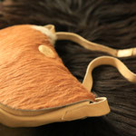 Kleine Handtasche aus Leder und Fell mit einem Knopf aus Horn