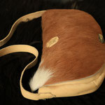 Kleine Handtasche aus Leder und Fell mit einem Knopf aus Horn