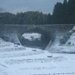 通潤橋と雪