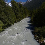 Flüsse sind entweder weiß bis beige vom Gletscherwasser oder türkisblau