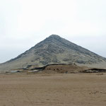 die Huaca de la Luna wurde vor einem "heiligen" pyramidenförmigen Berg gebaut