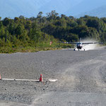 ab und zu landet auch ein Kleinflugzeug auf der Carretera Austral