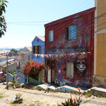 bunte Häuser mit Graffitis