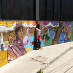 kunstvoll bemalte Wand mit Mapuchemotiv (Ureinwphner)