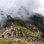 Ueberblick auf Machu Picchu mit Nebelresten