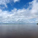 endlos breiter Amazonas zum Ende der Regenzeit