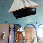 Schiffsmodelle im Kircheninnenraum