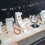 Schaufenster mit einer kleinen ABC-Auswahl