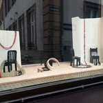 Schaufenster Leyergasse, Glas, Muschel, versteinerte Koralle