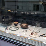 Schaufenster Hauptstraße mit Schmuck von allen Ausstellern