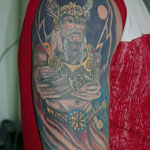 Das Fertige Cover Up Tattoo auf dem Oberarm ist fetig gestochen