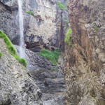 Ghozi und Toni kletterten am Wasserfall hoch (Stubaithal)
