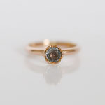 Verlobungsring in 14 kt Rotgold mit grauen Saphir 