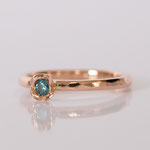 Verlobungsring 14 kt Rotgold mit blauen Diamant