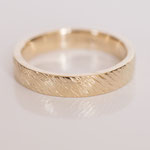 Eheringe 14 kt Gelbgold gestreifte Oberflächenoptik 