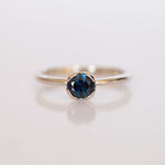 Blütenring 14 kt Weissgold mit Saphir