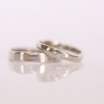 Eheringe 14 kt Weissgold gewellt mit eingeriebenen Diamanten 