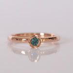 Rosenring 14 kt Rotgold mit blauen Diamant