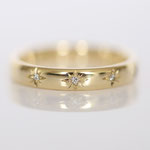 Eheringe 14 kt Gelbgold graviert mit Blüten Muster und Diamanten 
