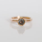 Verlobungsring in 14 kt Rotgold mit grauen Saphir 