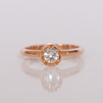 Verlobungsring 14 kt Rotgold mit Blütenfassung und Diamant