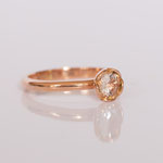 Verlobungsring 14 kt Rotgold mit Blütenfassung und Diamant