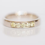 Ring 14 kt Weissgold mit naturgelben Diamanten