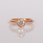 Verlobungsring 14 kt Rotgold mit Blütenfassung und Diamant