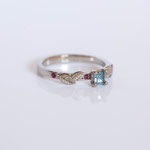 Verlobungsring 14 kt Weissgold mit Aquamarin und Rubinen