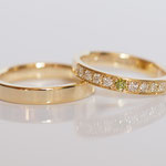 Eheringe 14 kt Gelbgold mit grünen und weißen Diamanten