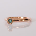 Rosenring 14 kt Rotgold mit blauen Diamant
