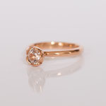 Verlobungsring 14 kt Rotgold mit Blütenfassung und Diamant