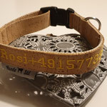 Halsband aus Kork mit Name und Telefon bestickt, der Träger besteht aus Gurtband.