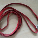 Schleppleine 3 Meter, Gurtband rot 1,5cm, Leder dunkelrot mit Handschlaufe, Edelstahlkarabiner, Edelstahlring in der Handschlaufe und Mittig zum Umhängen