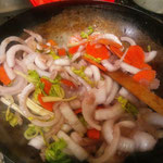 残った野菜は炒めます。