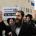 Ultraorthodoxe Juden rufen in Israel zum Wahlboykott auf. Ein Teil von ihnen weigert sich, die Gesetze des Staates Israel anzuerkennen, weil sie behaupten, dieser Staat sei nicht durch die Religion legitimiert. Sozialleistungen akzeptieren sie aber meist.
