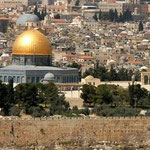 Jerusalem ist das Zentrum des jüdischen Glaubens. Vom zweiten Tempel Salomons steht nur noch die Westseite, die so genannte Klagemauer.