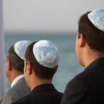Männer tragen beim Gebet in der Synagoge traditionell die Kippa als Zeichen der Demut vor Gott. Manche (eher religiöse) Juden tragen die Kippa auch im Alltag.