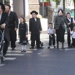 Ultraorthodoxe Juden (hier: in Mea Shearim in Jeruslamen) verweigern sich dem modernen Leben unter Berufung auf die Religion.