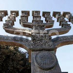 Der siebenarmige Leuchter vor dem israelischen Parlament (Knesset) erinnert an den Tempel Salomons.