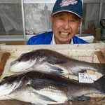 ５月７日　ダゴチン釣りで中林厚生さん　ガバチヌ５３．５㎝・５１㎝