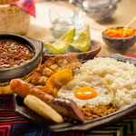 Empfehlung für ein typisches Mittagessen: Bandeja Paisa 