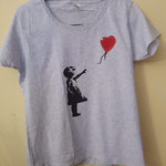 Bansky -t-shirt personalizzata dipinta a mano -taglie e colori a scelta  19,90 €  + contributo spese di spedizione di 8,90 € fino a 30 € di donazione (gratuita oltre)