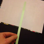 Découpe une lamelle d'environ 1 cm de largueur dans le papier de couleur vert.