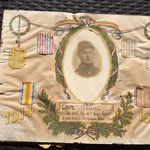Portrait d'Albert Chez, médaillé de 1914-18. Tirage sur papier au gélatino-bromure d'argent, papier imprimé, médailles de tissu. Avant traitement