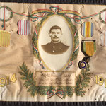 Portrait de Jean Egault, médaillé de 1914-18. Tirage sur papier au gélatino-bromure d'argent, papier imprimé, médailles de tissu. Avant traitement