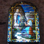 Eglise de SAINT POURçAIN SUR BESBRE (03) Don d'un vitrail : Restauration partielle et adaptation de la fnêtre trop petite en fabriquant un châssis métallique